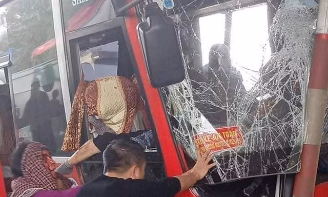 Xe khách đâm nát ca-bin trạm thu phí, 5 người bị thương