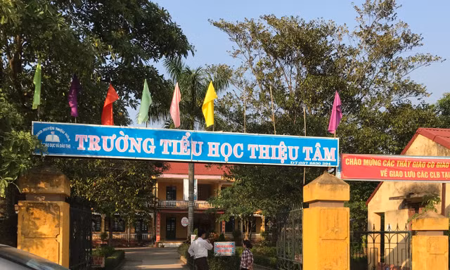 Giáo viên bất ngờ nhận quyết định chuyển đi trường khác