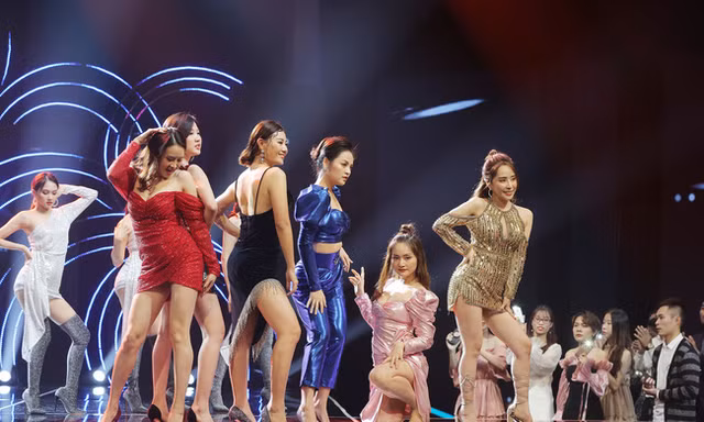 Dàn diễn viên hóa vũ công trong "Gặp gỡ diễn viên truyền hình" và trình diễn "Đi đu đưa đi"