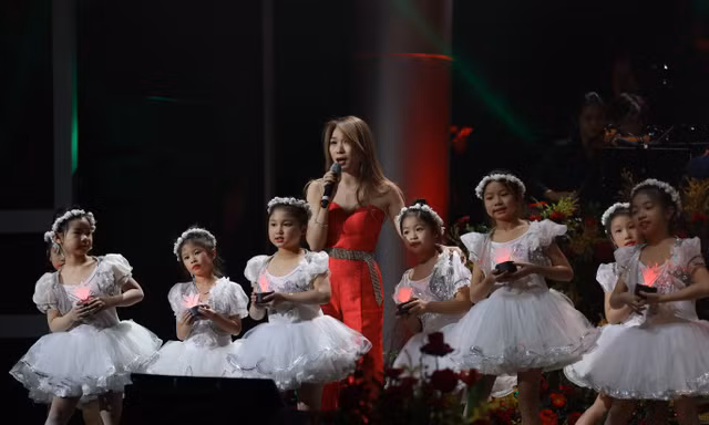 Mỹ Tâm góp giọng trong MV "We are the family"