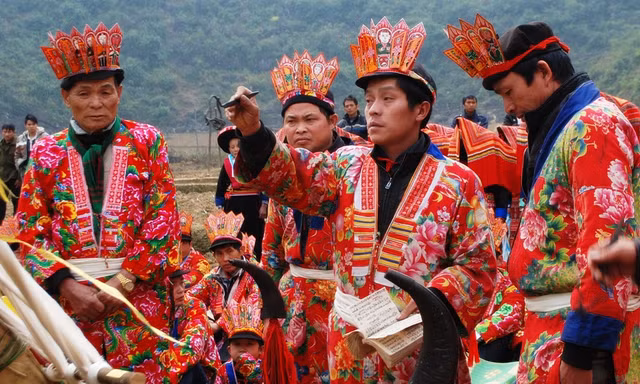 Vì sao khi làm lễ cấp sắc, thầy cúng người Dao mặc quần áo phụ nữ?