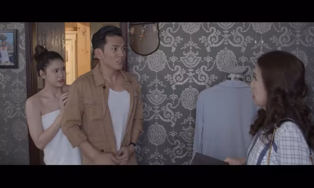 Phương (Trương Quỳnh Anh) bị mẹ chồng tương lai bắt gặp trong tình cảnh nhạy cảm