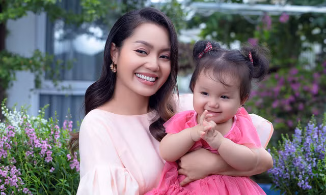 Ca sĩ Ngọc Anh khoe cô công chúa thứ hai
