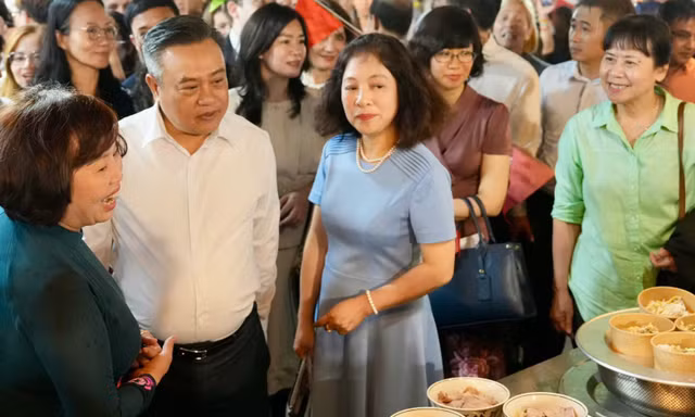 Chủ tịch Hà Nội Trần Sỹ Thanh thưởng thức di sản phở tại Festival Phở 2025
