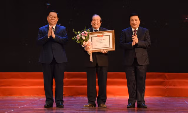 Nhà thơ Hữu Thỉnh được trao giải A cho tác phẩm lý luận, phê bình.