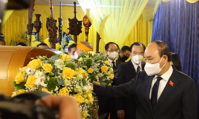 Chủ tịch nước Nguyễn Xuân Phúc viếng Đức Pháp chủ. Ảnh: Kiên Phạm
