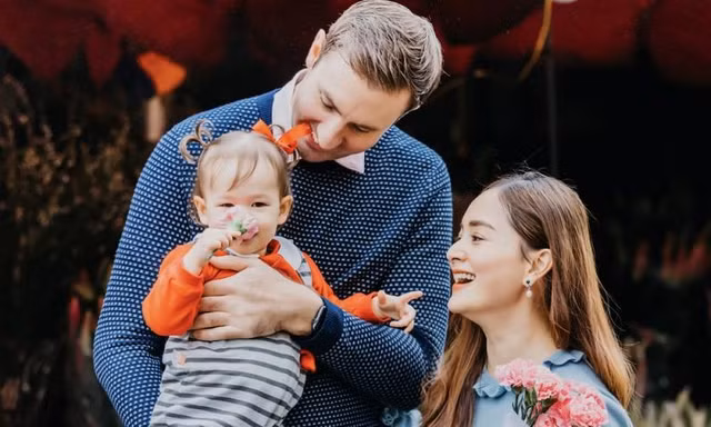 Lan Phương rạng ngời bên chồng và con gái xinh xắn