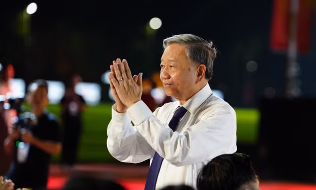 Tổng Bí thư, Chủ tịch nước Tô Lâm và khán giả đứng lên vỗ tay, hát vang 'Như có Bác trong ngày vui đại thắng'