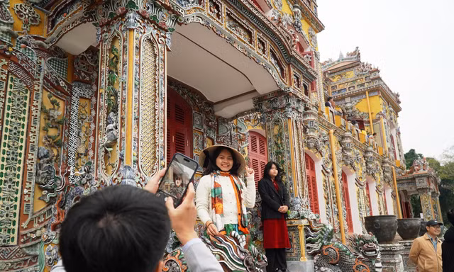 Quang Dũng, Hà Trần hát nhạc Trịnh trên sân khấu điện Kiến Trung ở Huế