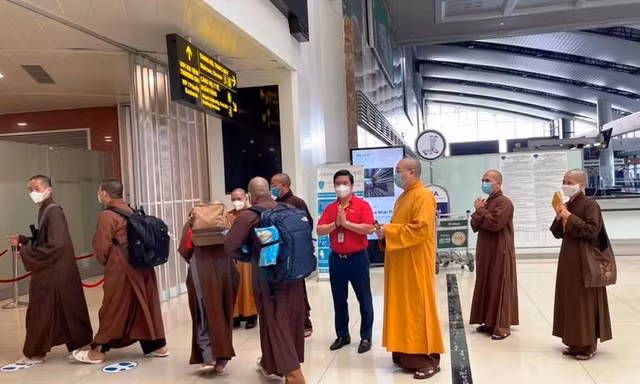 Giáo hội Phật Giáo Việt Nam tiễn đoàn tăng sư đầu tiên từ Bắc vào Nam tiếp sức cho tuyến đầu chống dịch
