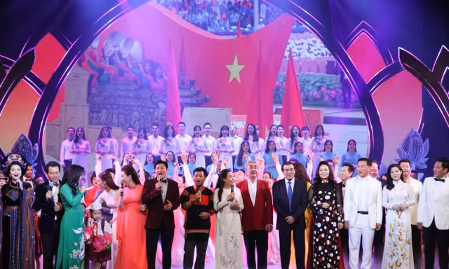 Nhà hát Ca Múa Nhạc Việt Nam quy tụ nhiều nghệ sĩ tên tuổi qua 70 năm trưởng thành.