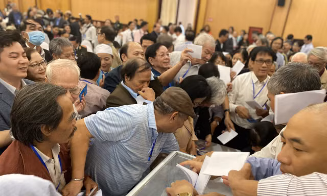 ‘Hỗn loạn’ bỏ phiếu Hội Nhà văn, ông Hữu Thỉnh hai lần xin rút Ban chấp hành