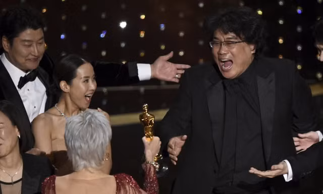 Đoàn làm phim "Ký sinh trùng" ăn mừng chiến thắng vang dội tại Oscars