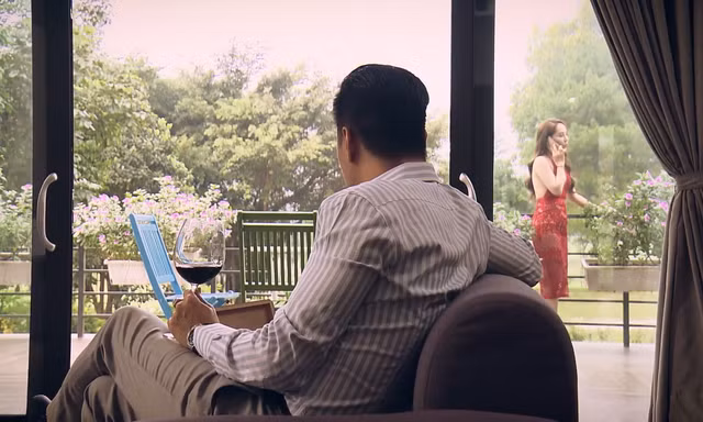 Thấy Trinh đi với Vũ, Bạt cảnh báo