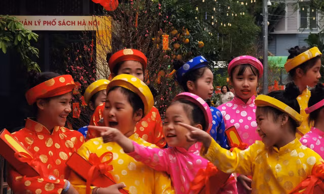 Phố sách Xuân 2023 tưng bừng ngày khai mạc
