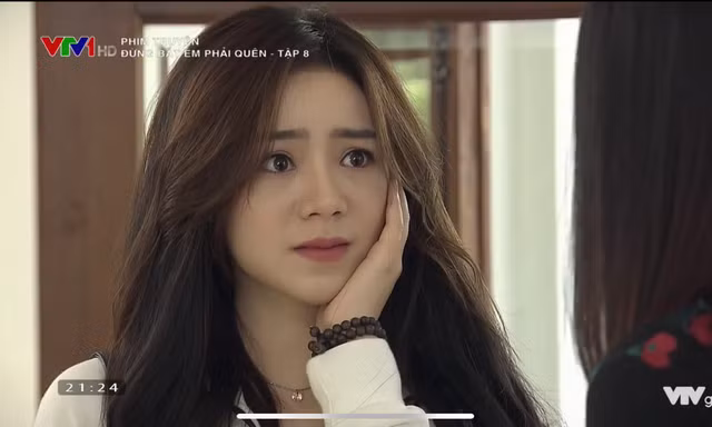Ngọc bị mẹ tát vì theo dõi bố và em gái mưa