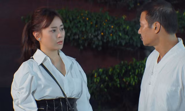 Ông Sinh lo lắng cho sự an nguy của Nam (Phương Oanh) và mẹ con bà Bích