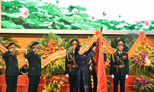 Chủ tịch Quốc hội Nguyễn Thị Kim Ngân trao Huân chương Độc lập hạng Ba