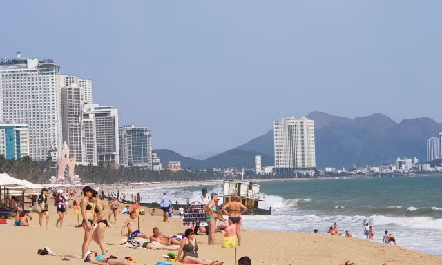 Du khách đến Khánh Hòa có khởi sắc. Ảnh: HOÀNG VINH