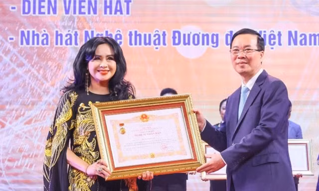 Khoảnh khắc gần 400 nghệ sĩ xúc động nhận danh hiệu NSND, NSƯT