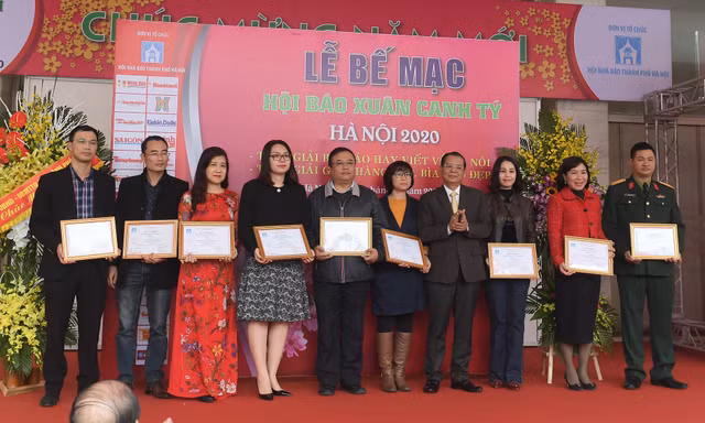 Tác giả Kiến Nghĩa của báo Tiền Phong và các tác giả nhận giải "Bài báo hay viết về Hà Nội"