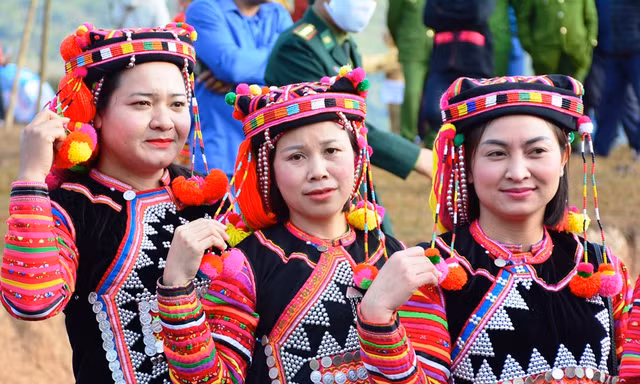 Nghệ thuật làm trang phục của dân tộc Hà Nhì ở Điện Biên
