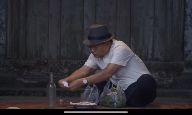 Lão Tài bỏ thuốc vào chén rượu của lão Đẩu