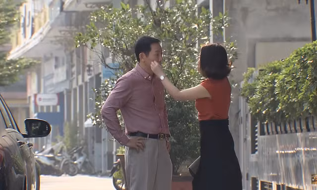 Em gái mưa lại kiếm cớ gần gũi Luâ