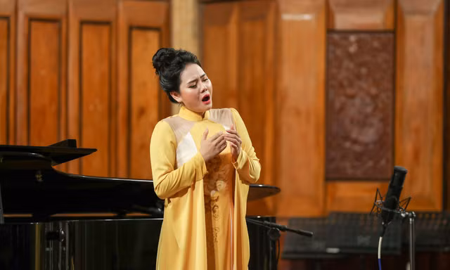 Lương Nguyệt Anh hát chầu Văn trong buổi trình diễn tốt nghiệp. Ảnh: Hòa Nguyễn