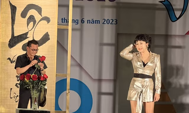 NSND Thu Hà, Trung Hiếu gây bất ngờ tại lễ khai mạc liên hoan sân khấu 