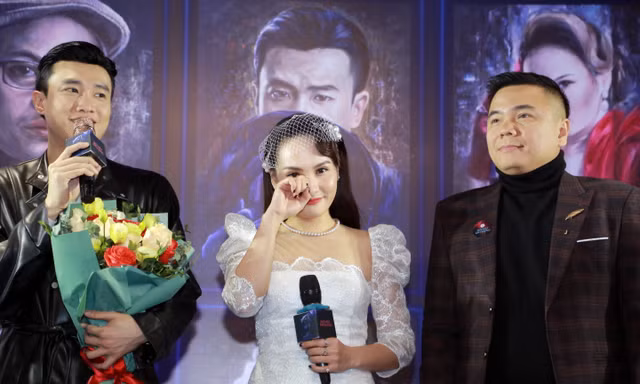Bảo Thanh khóc khi thấy dàn diễn viên Về nhà đi con và dàn nghệ sỹ tới chúc mừng