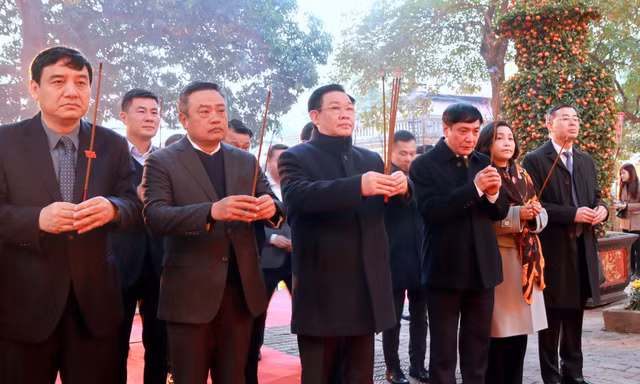 Chủ tịch Quốc hội dâng hương khai xuân tại Hoàng thành Thăng Long
