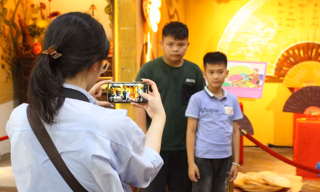 Tục mua chỉ ngũ sắc, túi thơm gợi nhớ Tết Đoan Ngọ xưa ở thành Thăng Long