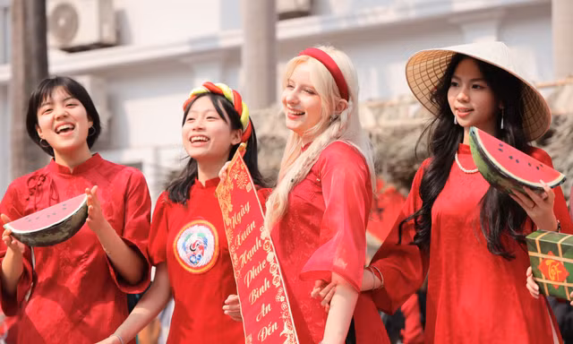 Sinh viên nước ngoài xúng xính áo dài Tết Việt