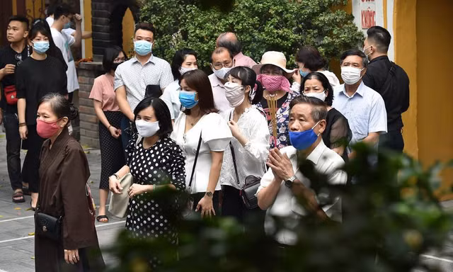 Giáo hội yêu cầu thực hiện nghiêm phòng, chống dịch COVID-19 khi lễ chùa. Ảnh: HOÀNG MẠNH THẮNG