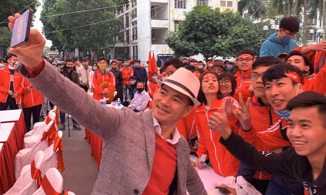 NSƯT Xuân Bắc đốt nóng không khí tại ĐH Bách Khoa