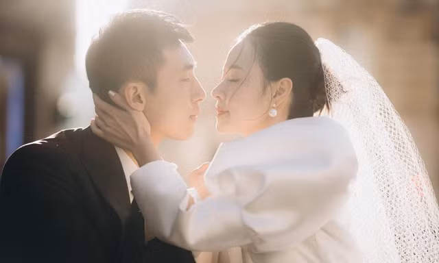 Midu diện váy style "nữ tổng tài" trong bộ ảnh cưới chụp ở Paris
