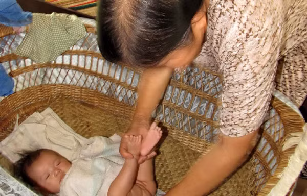 Bé Xòe ốm yếu, bệnh tật được tổ ấm Bình Minh đưa về ngày nào, giờ đã kháu khỉnh, xinh xắn. Ảnh: Ngọc Văn