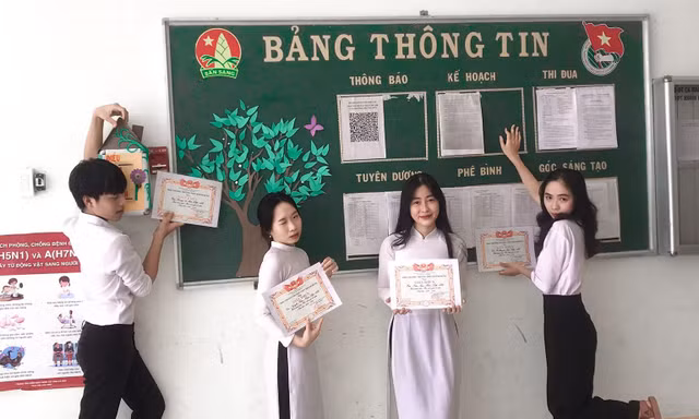 Teen khoe phiên bản "giấy khen không màu" đính kèm loạt danh hiệu "ướp muối" siêu lầy lội