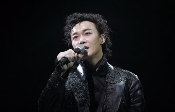 “Ca thần” Trần Dịch Tấn hốt hoảng vì tài khoản ít tiền, netizen nghe xong còn hoảng hơn