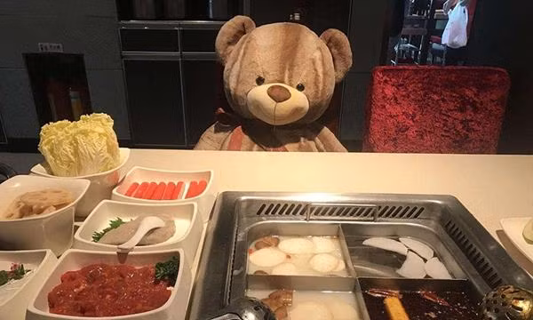 Ngày càng nhiều người sống độc thân, tiệm lẩu Haidilao ở Singapore tạo các bàn lẩu 1 người