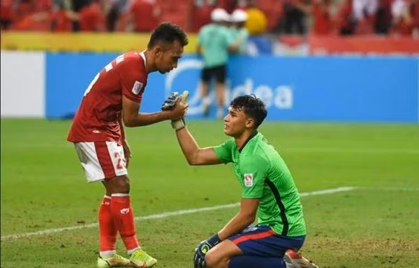 Trận bán kết "điên rồ" ở AFF Cup: Xem tiền đạo Singapore làm thủ môn, bắt bóng vẫn “chất”
