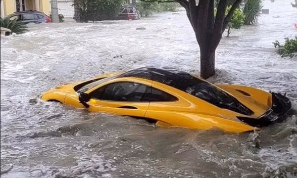“Siêu bão tận thế” Ian cuốn siêu xe triệu đô từ trong nhà ra phố, chủ xe bất lực đứng nhìn