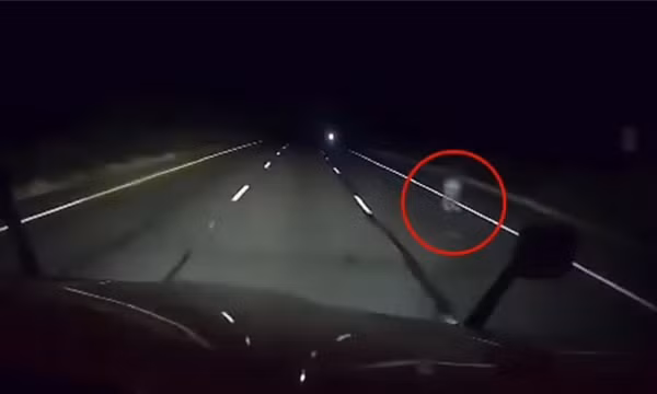 Tài xế sợ hãi khi thấy bóng người mờ ảo lúc nửa đêm trên camera hành trình, sự thật là gì?