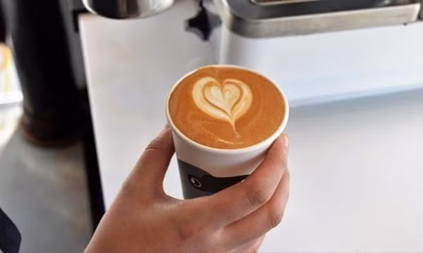 Anh nhân viên tặng ly café cho cô gái đang khóc, hành động tử tế này tạo nên điều bất ngờ