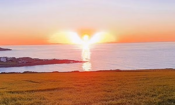 Một người Scotland chụp ảnh hoàng hôn, bất ngờ thấy "thiên thần có cánh" đẹp lạ lùng