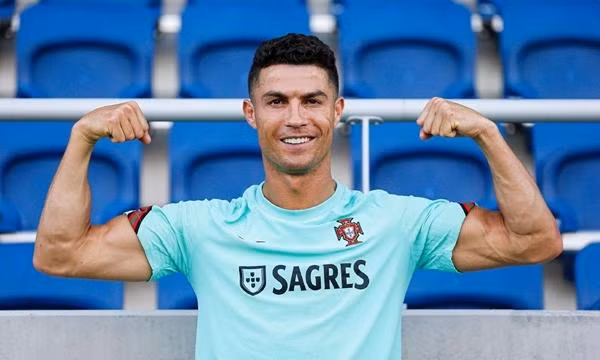 Trước trận quyết đấu, Cristiano Ronaldo đăng loạt ảnh đầy quyết tâm, kêu gọi người hâm mộ