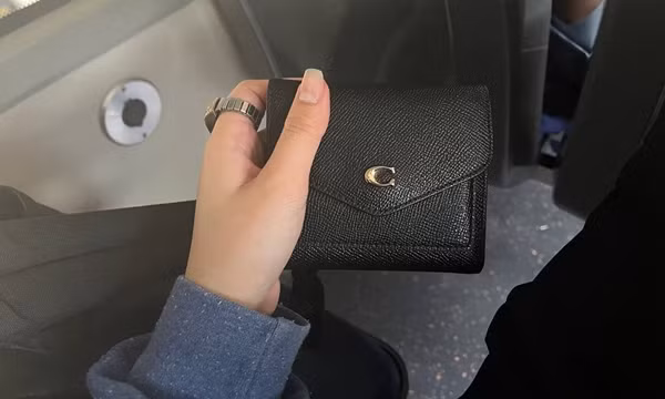 Cô gái làm mất ví, khi được gửi trả thì trong ví có thêm tiền nhưng thiếu đi thứ rất bất ngờ