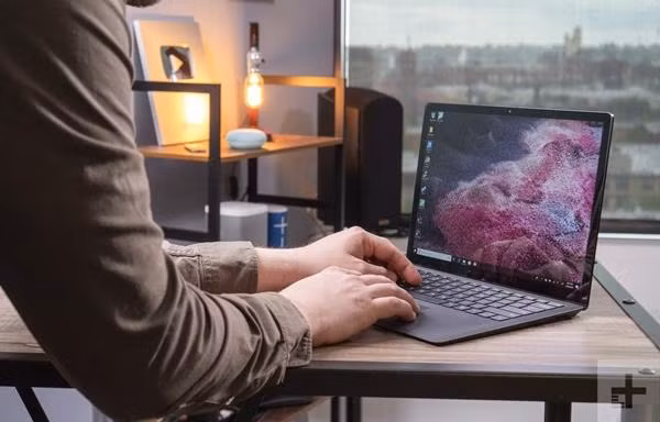 Singapore: Một thanh niên 20 tuổi lừa Microsoft gửi cho 56 cái laptop, bán được hơn 3 tỷ