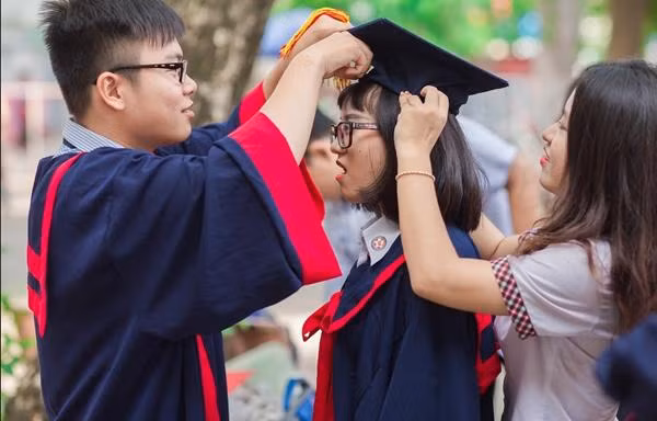 Chính khách Singapore đề nghị bằng đại học phải có “hạn sử dụng” 5 năm, dân mạng hoảng hốt